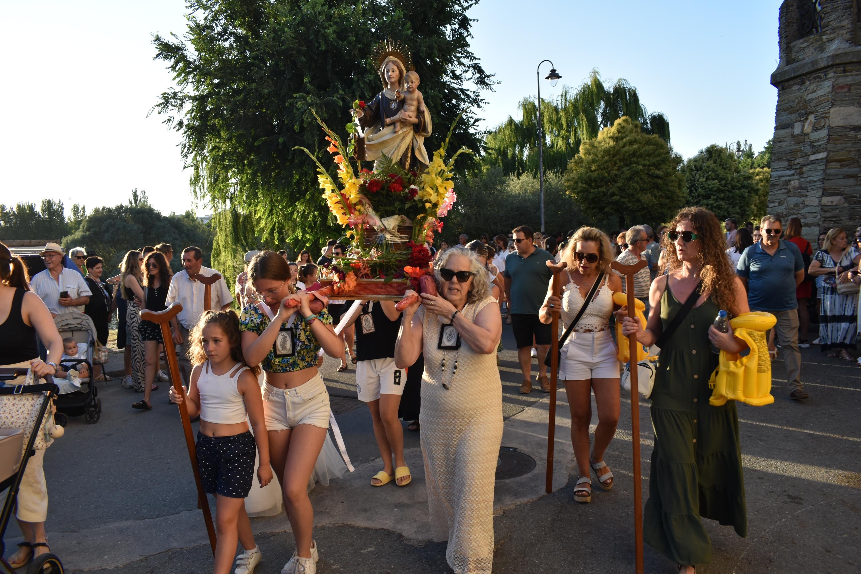 Alba de Tormes honra la memoria de los pescadores y a la Virgen del Carmen en su paseo fluvial