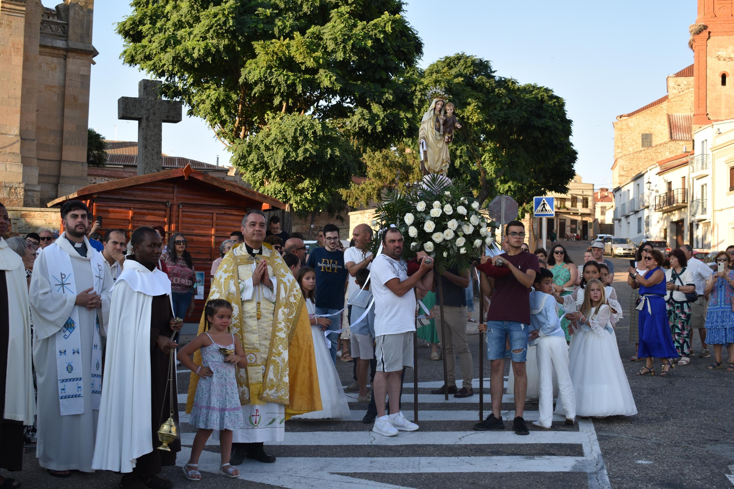 Alba de Tormes honra la memoria de los pescadores y a la Virgen del Carmen en su paseo fluvial