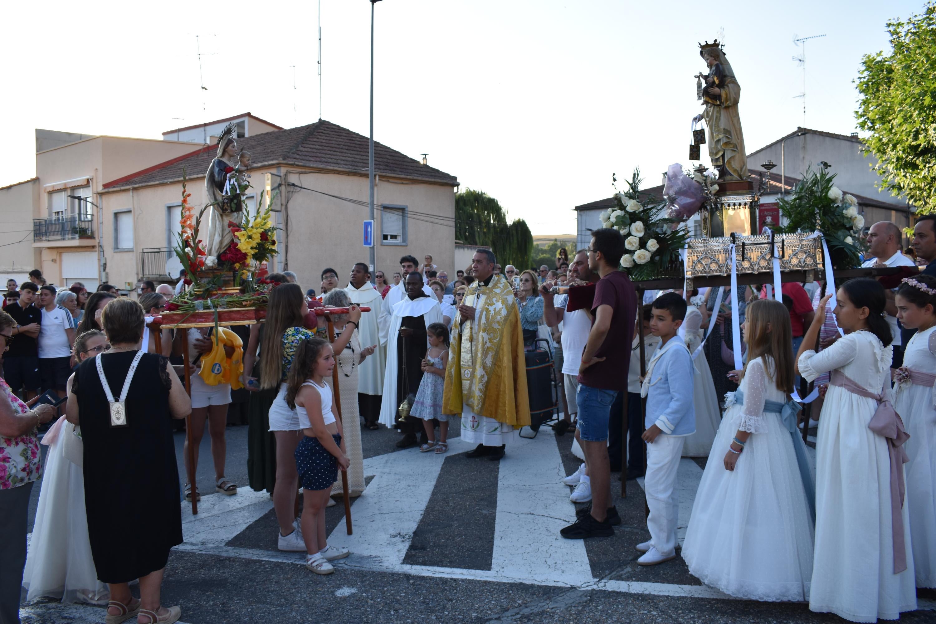 Alba de Tormes honra la memoria de los pescadores y a la Virgen del Carmen en su paseo fluvial