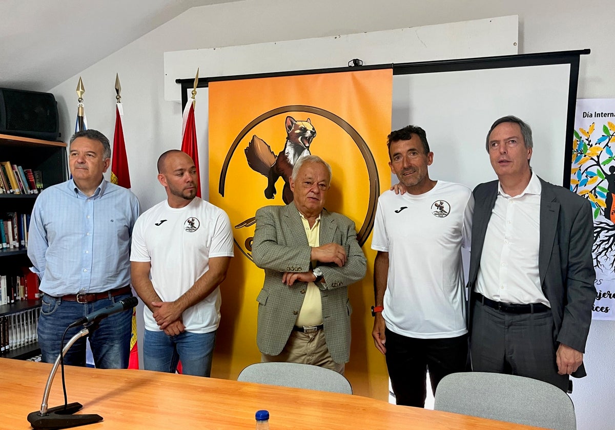El procurador del PP, Raúl Hernández, el alcalde de Navacarros, Miguel Flores, el consejero de Cultura, Gonzalo Santonja, el corredor Miguel Heras y el director general de Deportes, Enrique Sánchez - Guijo, han presentado hoy la carrera.