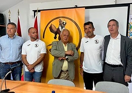 El procurador del PP, Raúl Hernández, el alcalde de Navacarros, Miguel Flores, el consejero de Cultura, Gonzalo Santonja, el corredor Miguel Heras y el director general de Deportes, Enrique Sánchez - Guijo, han presentado hoy la carrera.