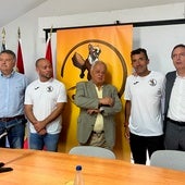 El procurador del PP, Raúl Hernández, el alcalde de Navacarros, Miguel Flores, el consejero de Cultura, Gonzalo Santonja, el corredor Miguel Heras y el director general de Deportes, Enrique Sánchez - Guijo, han presentado hoy la carrera.