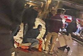 Un joven auxilia a la víctima de la salvaje puñalada en la calle Correhuela.