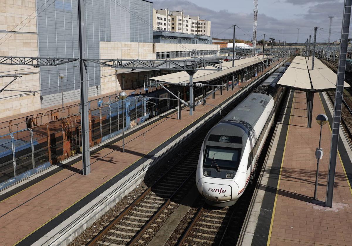 Un Alvia, aparcado en la estación de Salamanca.