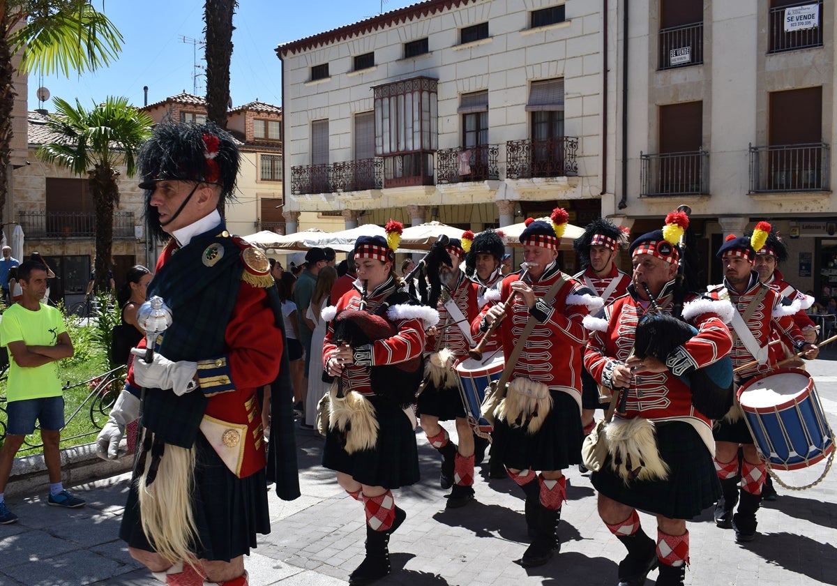 Desfile por la plaza Mayor de Alba con motivo de la conmemoración de la batalla de Arapiles el año pasado.