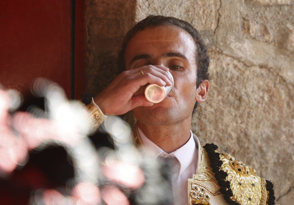 Damián Castaño, bebiendo un trago de agua antes del paseíllo.