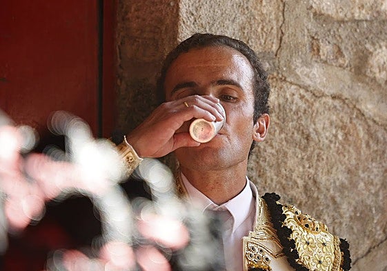 Damián Castaño, bebiendo un trago de agua antes del paseíllo.