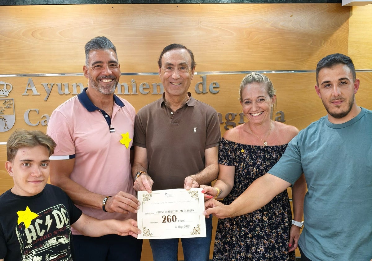 Acto de entrega del cheque en el Ayuntamiento de Carbajosa de la Sagrada.