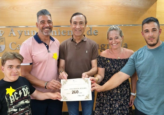Acto de entrega del cheque en el Ayuntamiento de Carbajosa de la Sagrada.