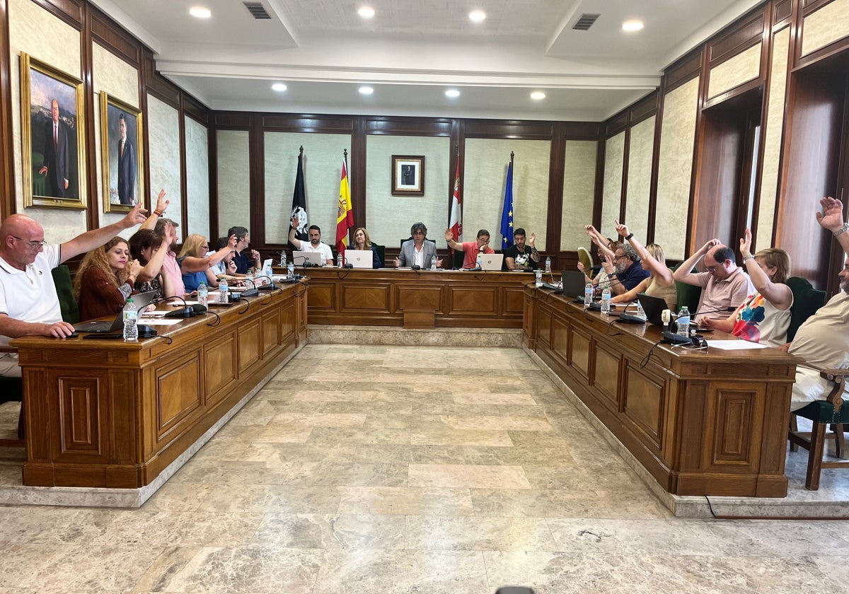 Imagen de uno de los últimos plenos en el Ayuntamiento de Béjar que, si prospera la iniciativa, vivirá su primera moción censura en agosto.