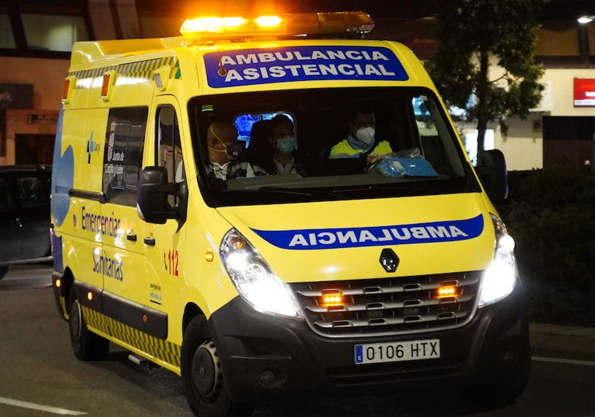 Una ambulacia circula por la noche.