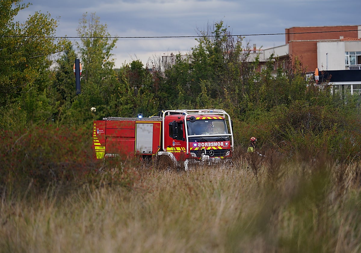 Bomberos en un fuego en Santa Marta.