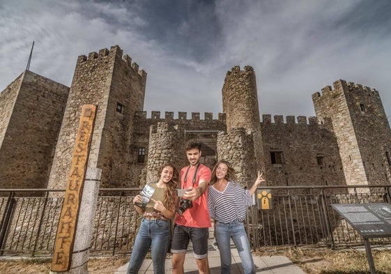Imagen de la promoción de la web con el castillo de San Vicente, de Montemayor del Río, al fondo.