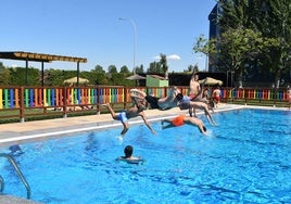 Jóvenes de Santa Marta disfrutando en las piscinas municipales.