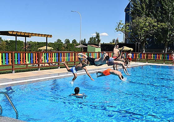 Jóvenes de Santa Marta disfrutando en las piscinas municipales.
