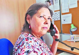osefa Rodríguez Rivas, psicóloga y voluntaria en el Teléfono de la Esperanza de Salamanca, en su puesto para atender llamadas de personas que necesitan ayuda.