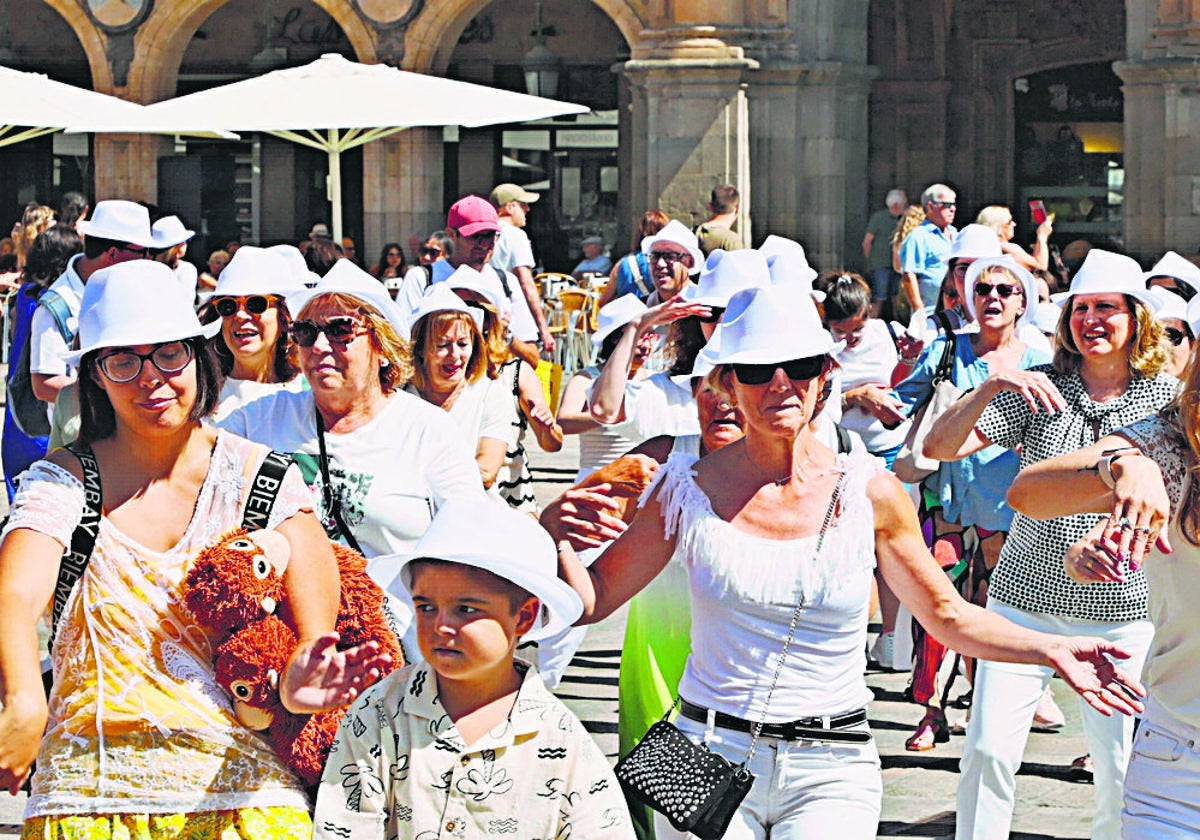 Los participantes, de todas las edades, bailando 'Al sol, con crema'.