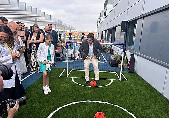 Mañueco, de portero, en 'El jardín de María', con la joven María Caamaño