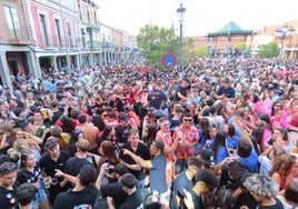 Imagen de la concentración de peñas previa al lanzamiento del chupinazo en 2024.