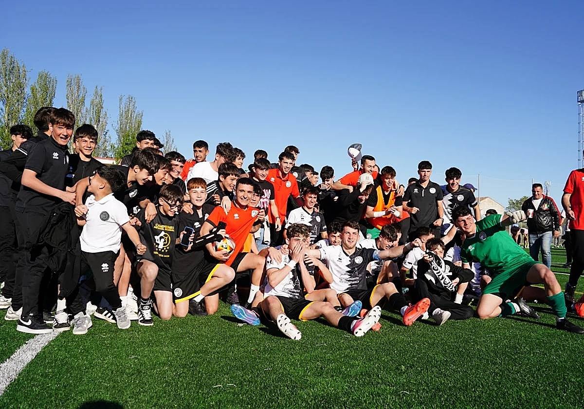 Los juveniles de Unionistas celebrando su ascenso a División de Honor.
