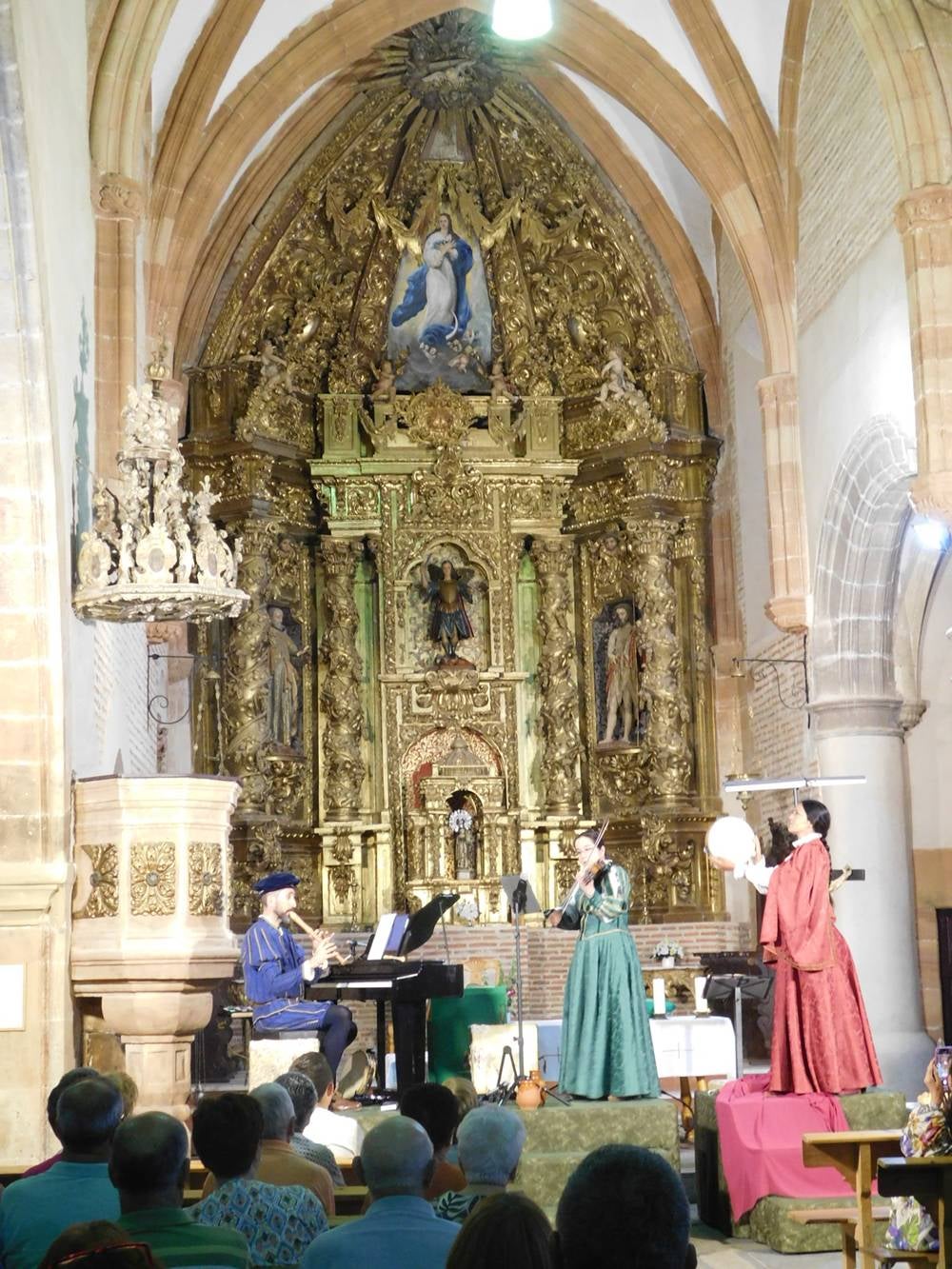 La imponente iglesia de Zorita de la Frontera recibe “Arcos y Ecos”.