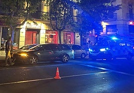 Un furgón de la Policía Local, en Gran Vía en la madrugada de este sábado.