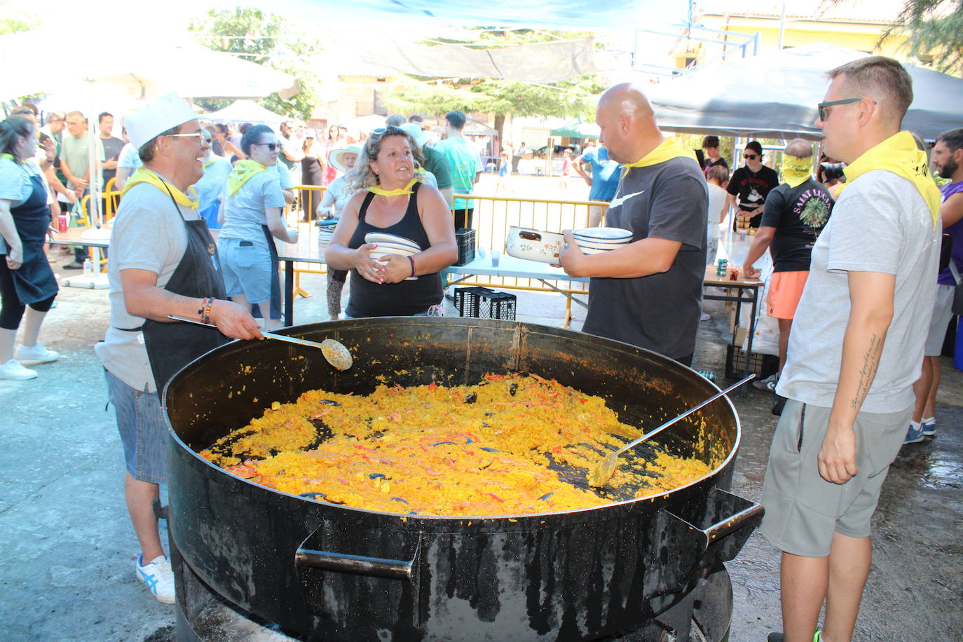 Quinientos vecinos disfrutan de su paella en El Tejado