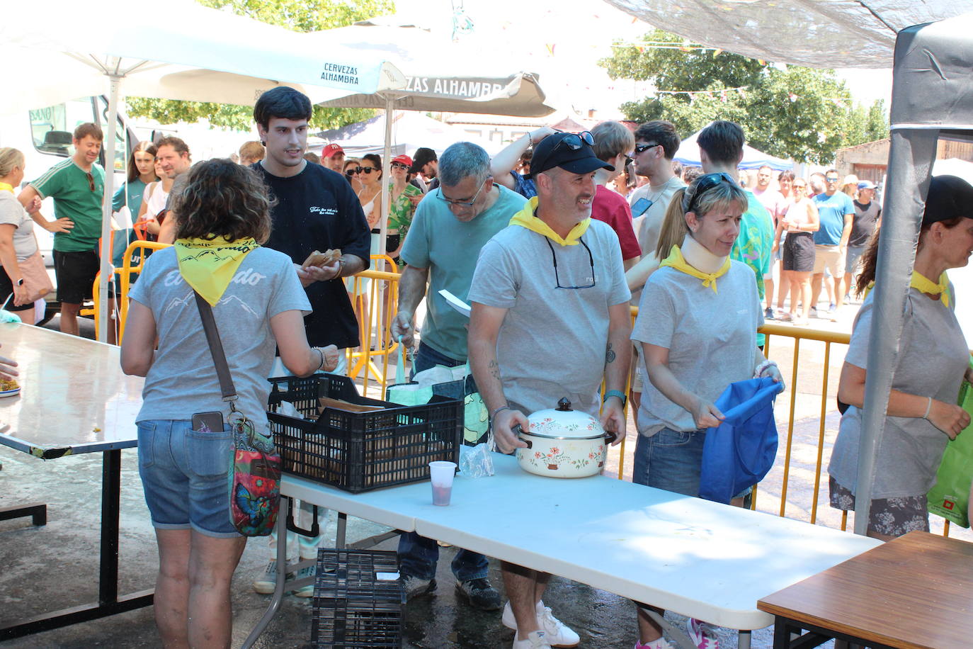 Quinientos vecinos disfrutan de su paella en El Tejado