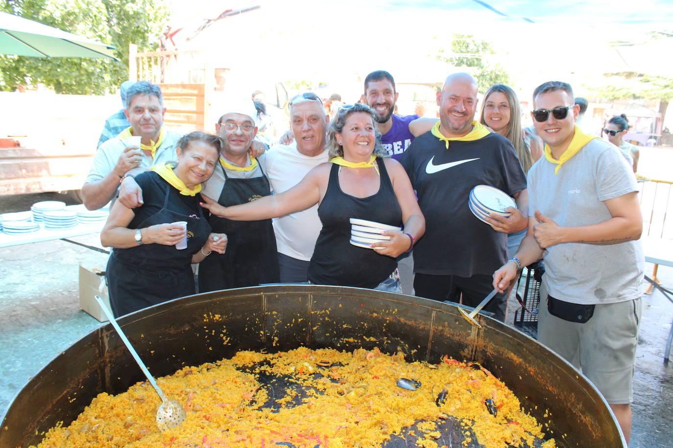 Quinientos vecinos disfrutan de su paella en El Tejado