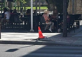 Imagen de la zona en la que se ha llevado varios bolardos por delante.