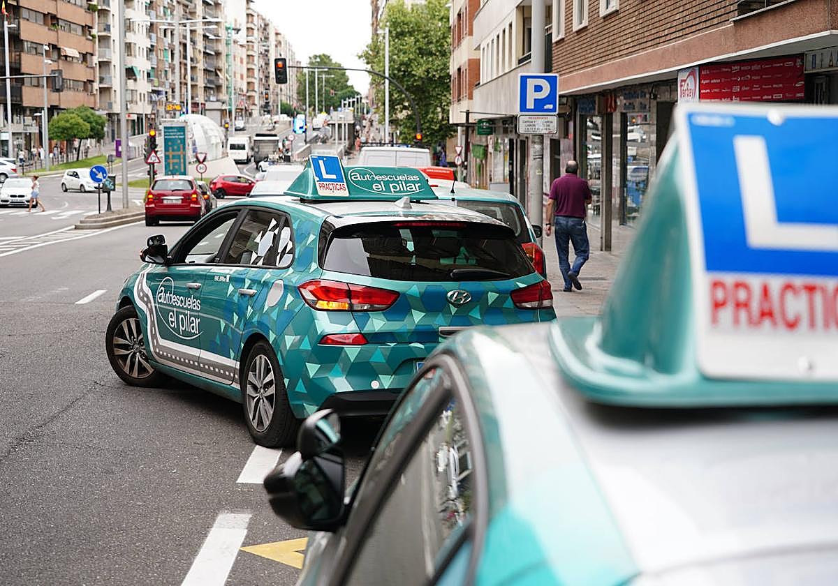 Varios coches de Autoescuelas El Pilar, estacionados cerca de Van Dyck.