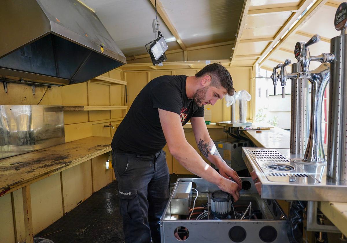 Un técnico pone a punto un grupo de cerveza en una de las casetas de la edición del año pasado.