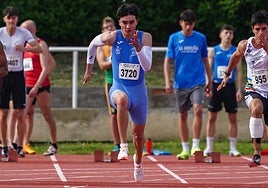 Rodrigo Fito, con las zapatillas que ha ayudado a crear, en una competición en Las Pistas.