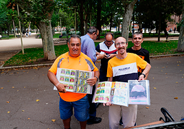 Jorge Nieto, David Romero y David Torrecilla, posan junto a sus álbumes en La Alamedilla