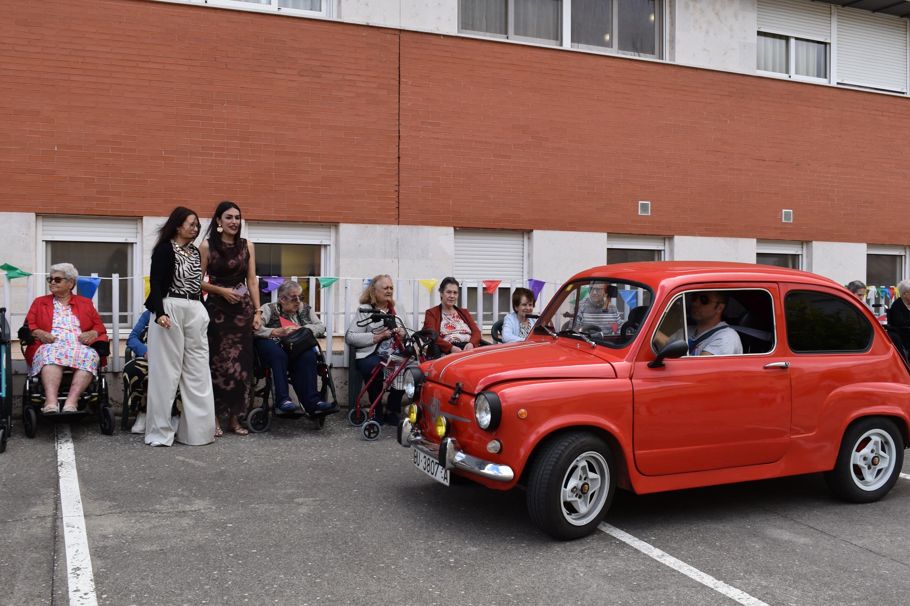 Viaje al pasado sobre ruedas para hacer disfrutar a los mayores de Alba de Tormes