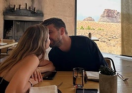 Clara Chía y Gerard Piqué, besándose.