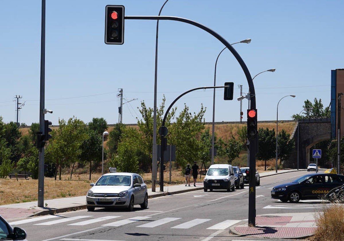 Semáforo inteligente situado a la salida de la rotonda de la carretera de Fregeneda en rojo, aunque no hay peatones esperando para cruzar.
