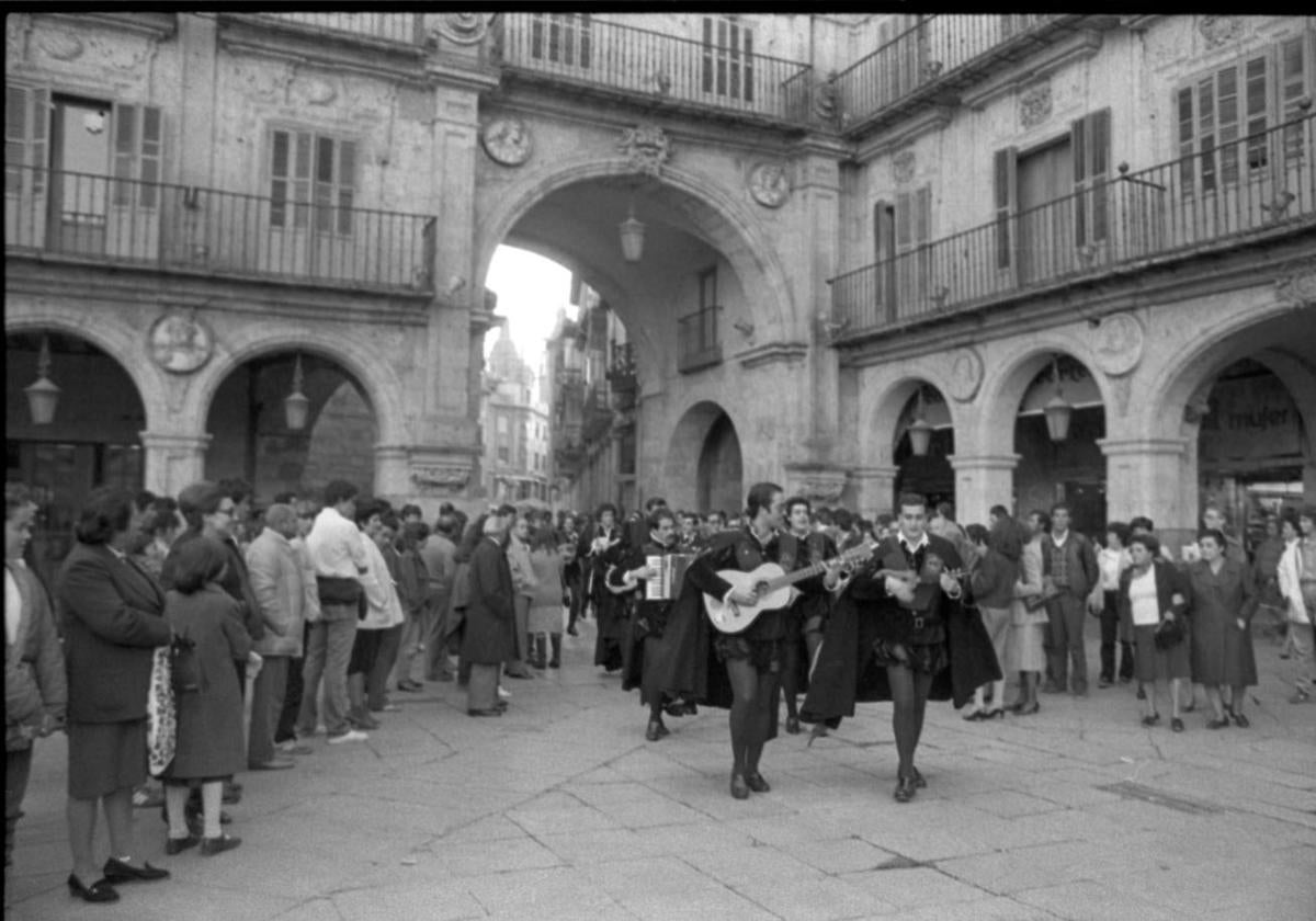La tuna, entrando en la Plaza en los años 80.