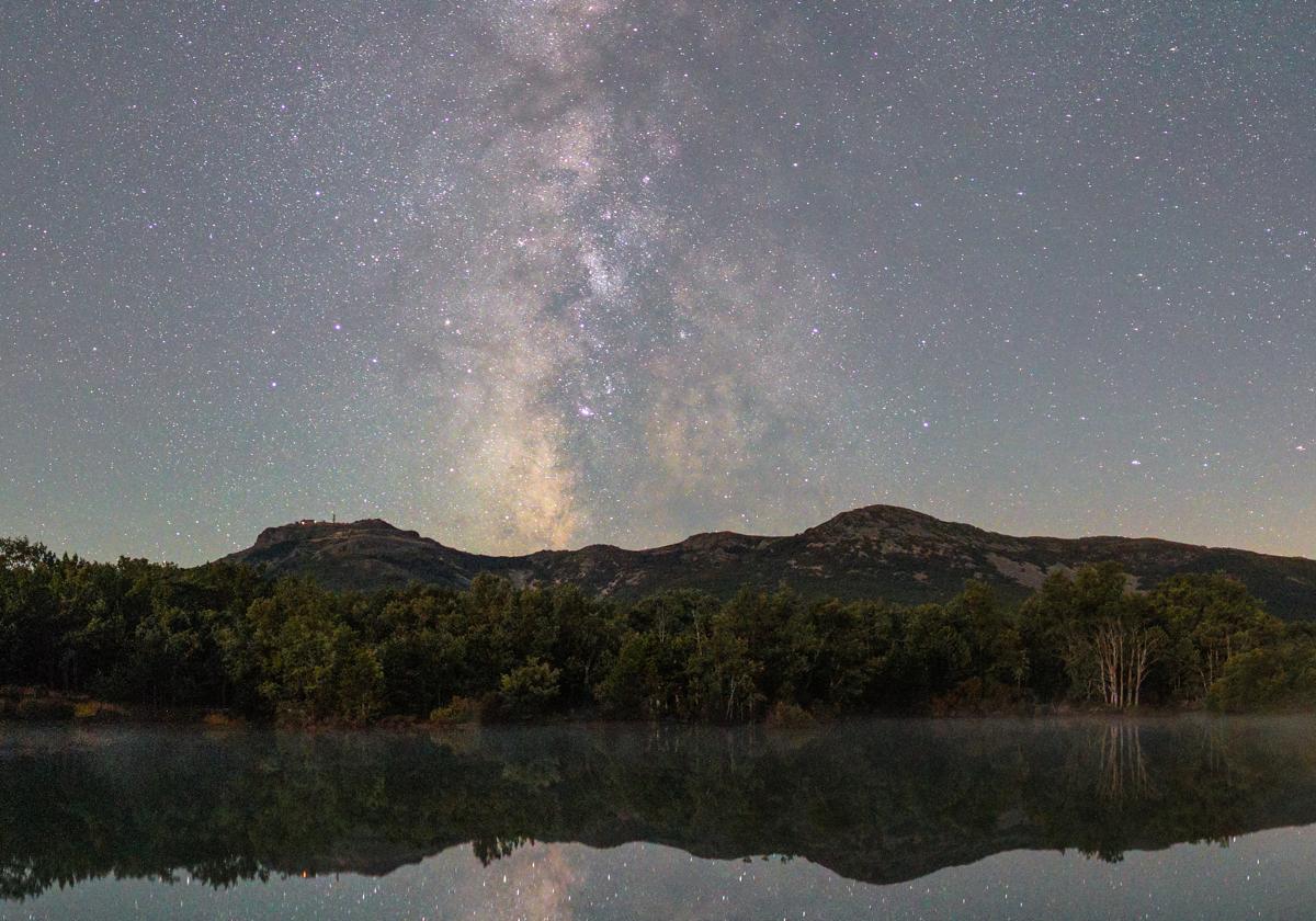 Arco de la vía láctea visible una noche sin Luna.