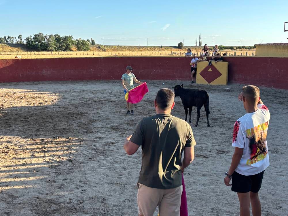 Una soleada tarde taurina compartida entre los vecinos de Palaciosrubios