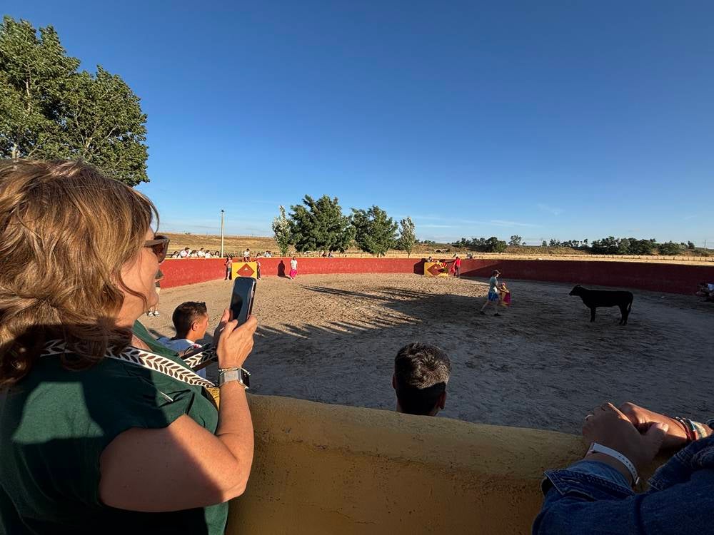 Una soleada tarde taurina compartida entre los vecinos de Palaciosrubios