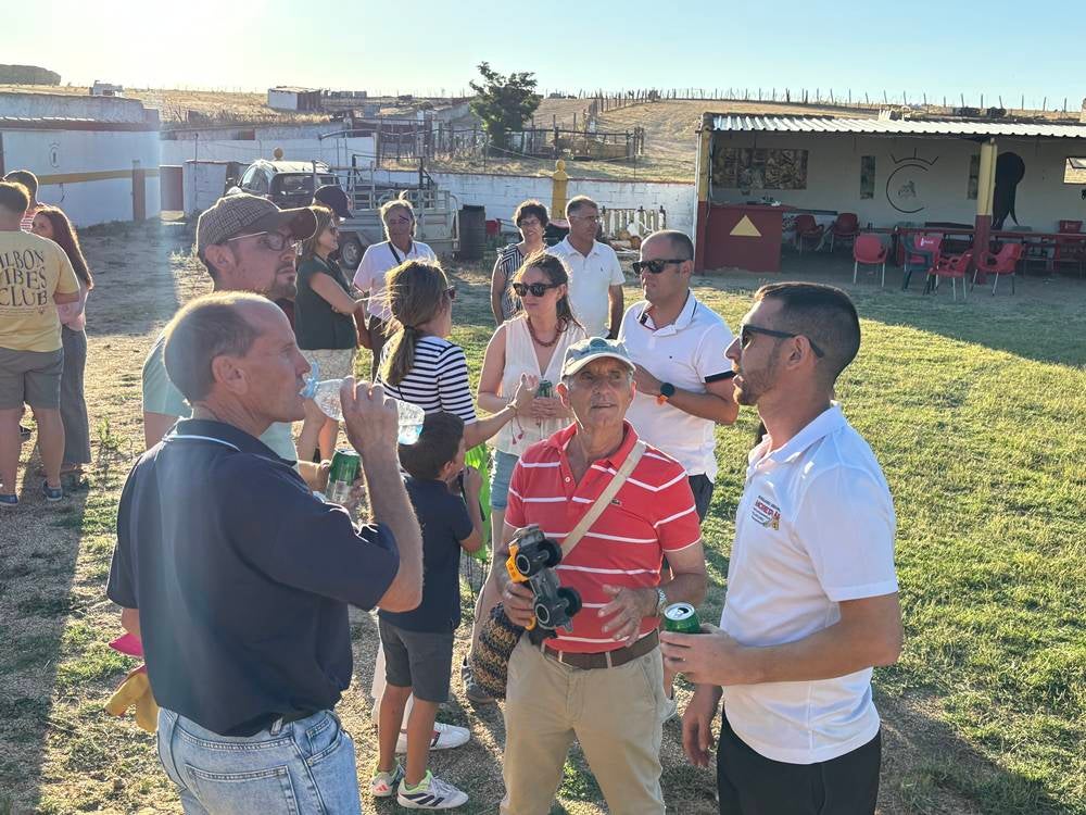 Una soleada tarde taurina compartida entre los vecinos de Palaciosrubios