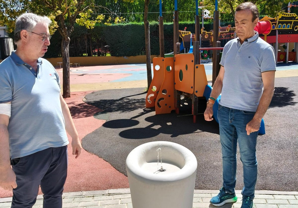 El edil Ángel Manso y el regidor municipal Pedro Samuel Martín junto a una de las fuentes.