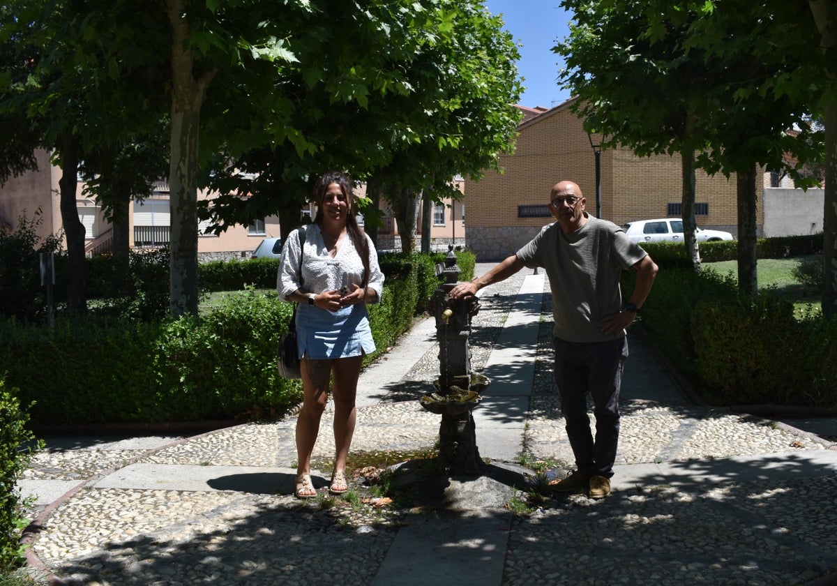 La edil Alexia Rivas y el alcalde Exuperancio Benito, junto a la fuente.