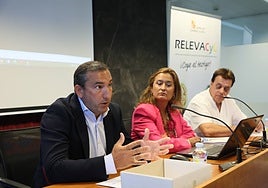 El delegado de la Junta, Eloy Ruiz y la directorade Economía Social y Autónomos, Emma Fernández, durante la jornada.