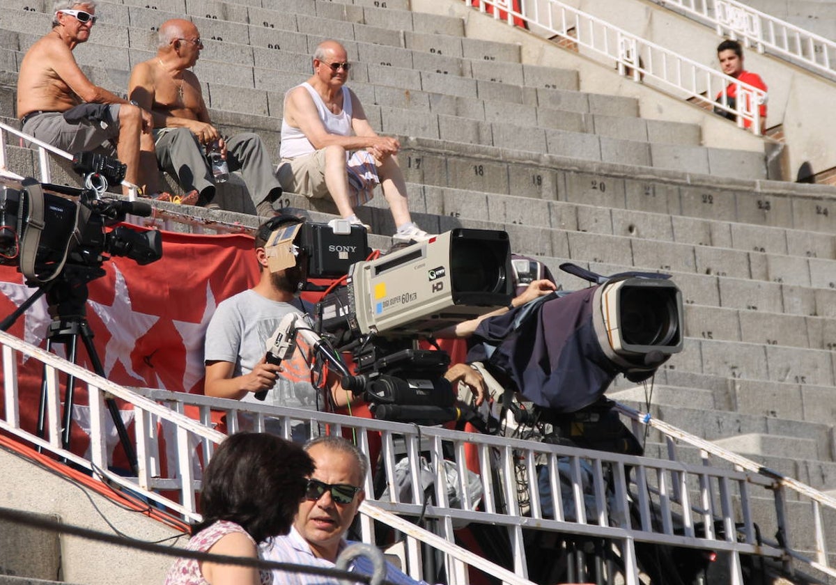 Cámaras de televisión en la plaza de toros de Las Ventas.