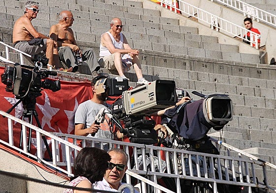 Cámaras de televisión en la plaza de toros de Las Ventas.