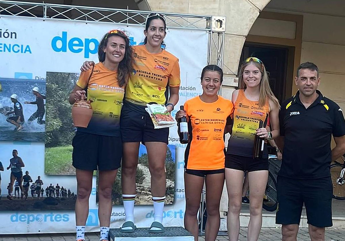Podio de la prueba con las atletas del equipo charro en Dueñas.