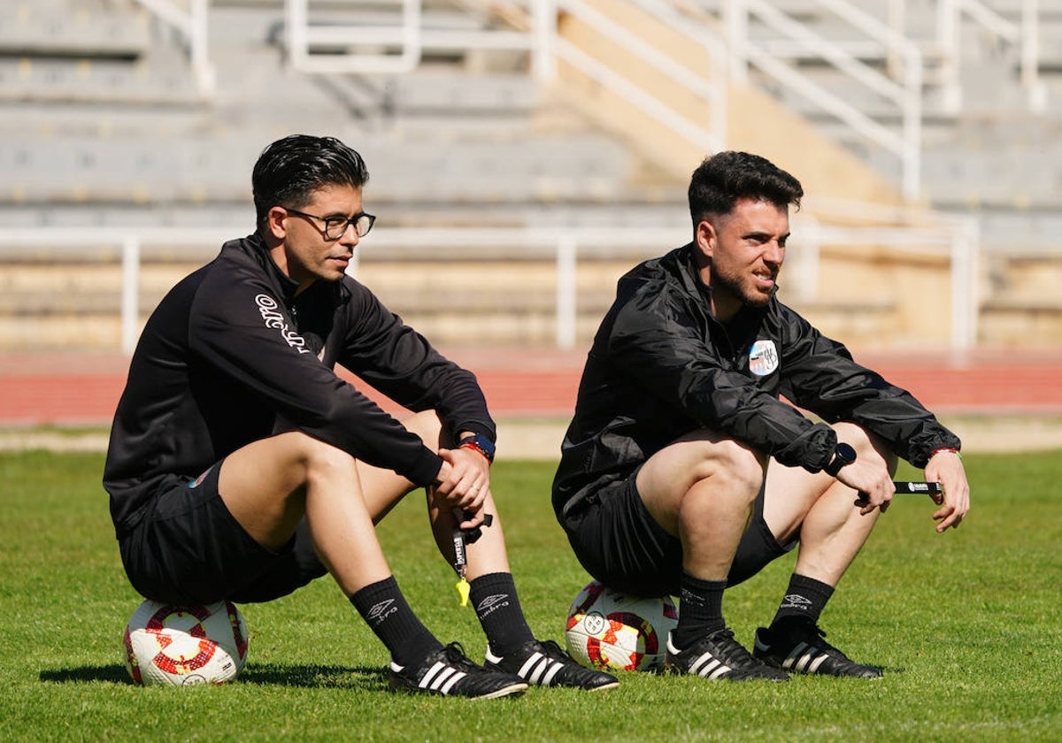 Álvaro Boyero, segundo entrenador del Salamanca UDS, y Jorge García, técnico del primer equipo, observan a sus jugadores.