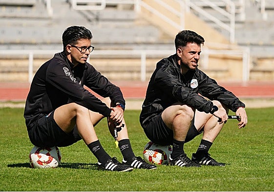 Álvaro Boyero, segundo entrenador del Salamanca UDS, y Jorge García, técnico del primer equipo, observan a sus jugadores.